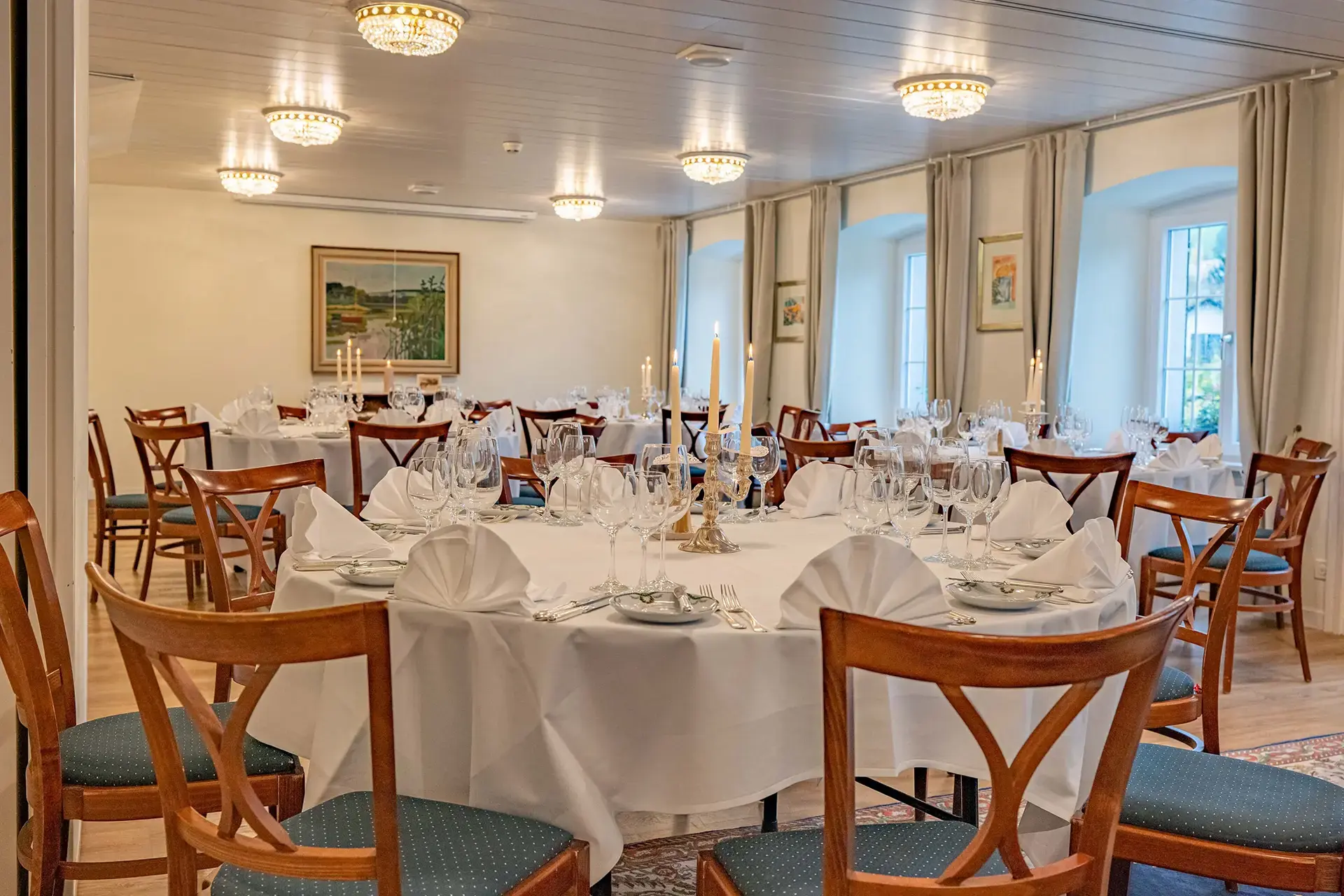 Restaurant im Hotel Bad Eptingen mit Holzstuehlen und weissen Tischdecken